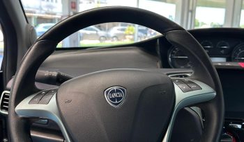 Ypsilon Platino: Lusso Compatto, Motore Ibrido e Dotazioni Esclusive pieno