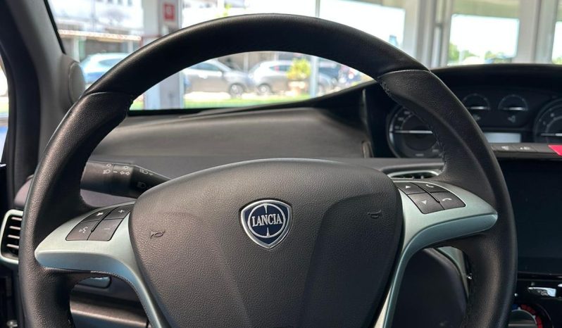 Ypsilon Platino: Lusso Compatto, Motore Ibrido e Dotazioni Esclusive pieno