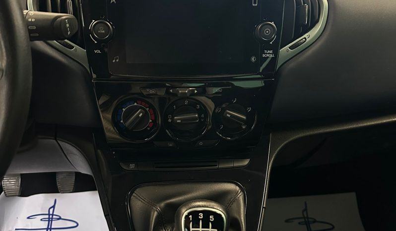 LANCIA YPSILON HYBRID PLATINO – UFFICIALE FIAT ITALIA pieno