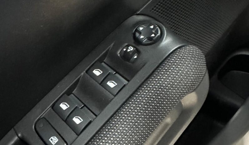 Perfetta per chi cerca un SUV compatto con tecnologia moderna, comfort e praticità quotidiana pieno