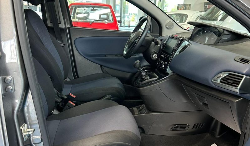 Lancia Ypsilon Hybrid Platino 2024 – Aziendale, Full Optional, Eleganza Italiana! pieno