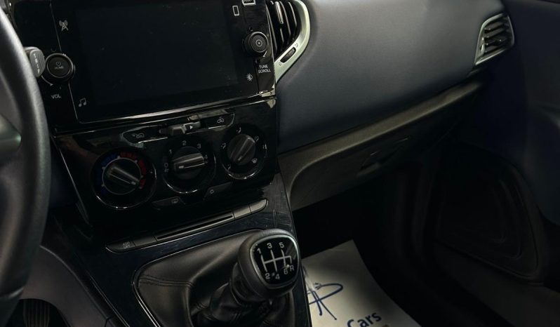 Lancia Ypsilon Hybrid Platino 2024 – Aziendale, Full Optional, Eleganza Italiana! pieno