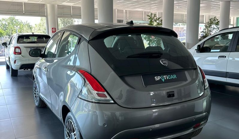 Lancia Ypsilon Platino 2024 – Eleganza, Comfort e Bassi Consumi pieno
