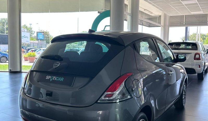 Lancia Ypsilon Platino 2024 – Eleganza, Comfort e Bassi Consumi pieno