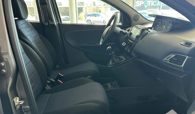 Lancia Ypsilon Platino 2024 – Eleganza, Comfort e Bassi Consumi pieno