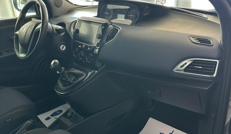 Lancia Ypsilon Platino 2024 – Eleganza, Comfort e Bassi Consumi pieno