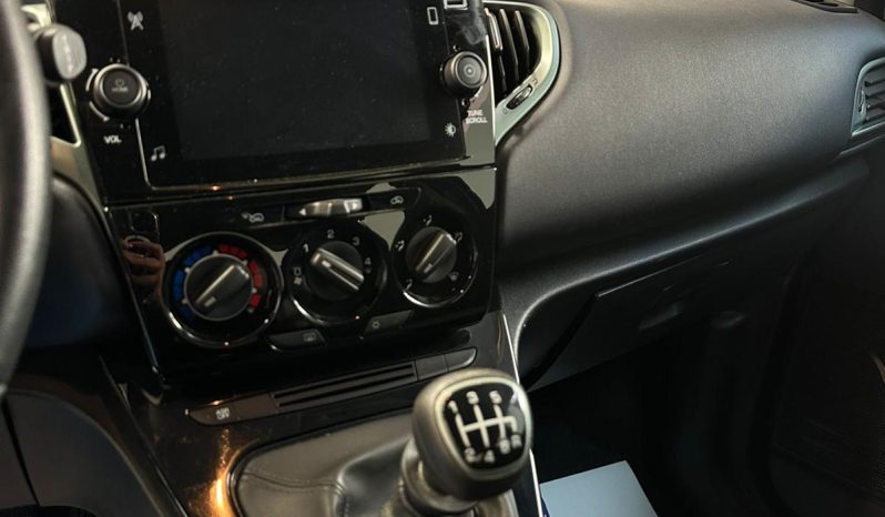 Lancia Ypsilon 1.0 Hybrid 70 CV – Tecnologia, Comfort e Bassi Consumi pieno