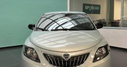Lancia Ypsilon 1.0 Hybrid 70 CV – Platino, CarPlay E Retrocamera