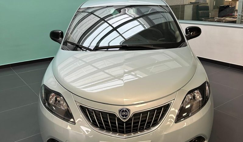 Lancia Ypsilon 1.0 Hybrid 70 CV – Platino, CarPlay E Retrocamera pieno