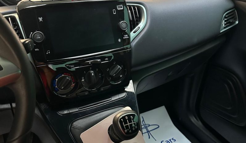 Lancia Ypsilon 1.0 Hybrid 70 CV – Platino, CarPlay E Retrocamera pieno