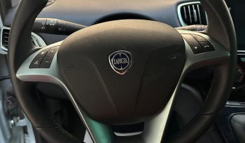 Lancia Ypsilon 1.0 Hybrid 70 CV – Platino, CarPlay E Retrocamera pieno