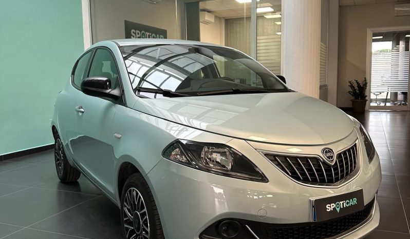 Lancia Ypsilon 1.0 Hybrid 70 CV – Platino, CarPlay E Retrocamera pieno