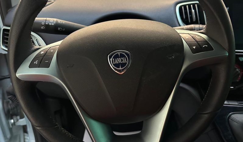 Lancia Ypsilon 1.0 Hybrid 70 CV – Platino, CarPlay E Retrocamera pieno