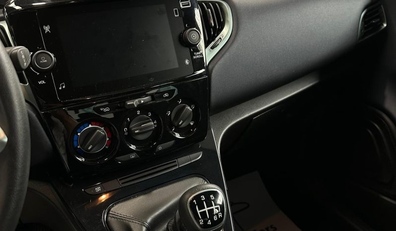 Lancia Ypsilon 70 CV Hybrid | Apple CarPlay | Platino pieno
