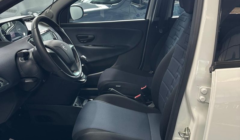 Lancia Ypsilon 70 CV Hybrid | Apple CarPlay | Platino pieno