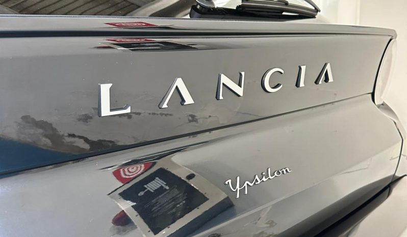 Nuova Ypsilon LX Hybrid 100 CV Automatica – Eleganza Senza Compromessi pieno