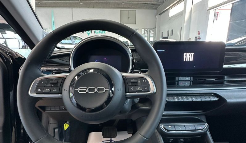 ✨ Nuova Fiat 600 Pop Hybrid: il SUV compatto che cambia il tuo modo di guidare. pieno