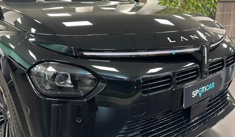 Il lusso urbano ha un nuovo nome: Ypsilon LX Hybrid pieno