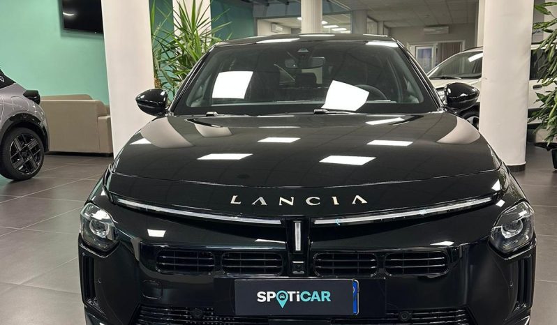 Il lusso urbano ha un nuovo nome: Ypsilon LX Hybrid pieno