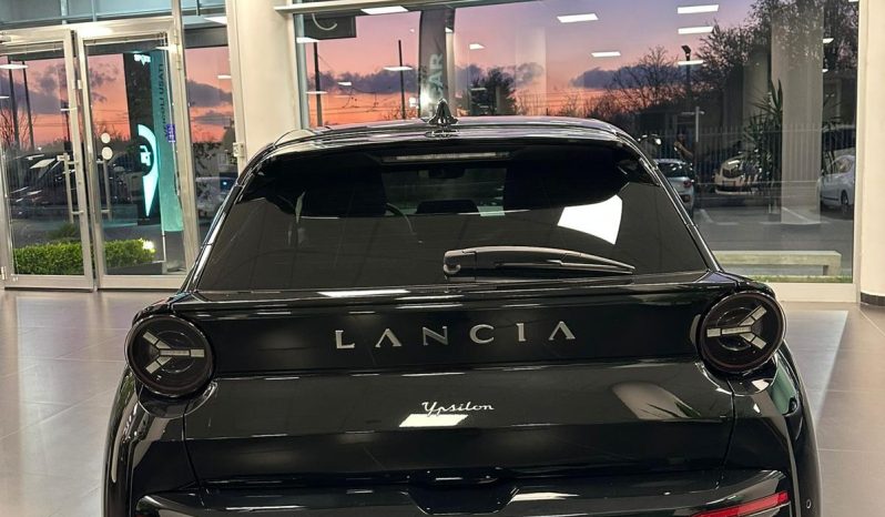 Il lusso urbano ha un nuovo nome: Ypsilon LX Hybrid pieno