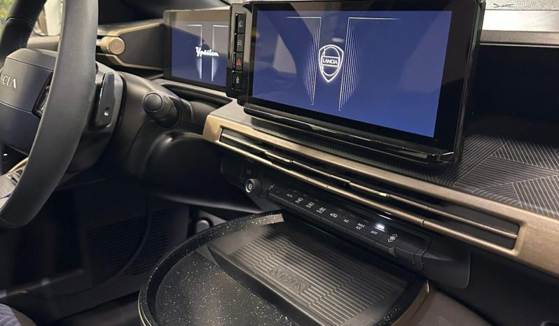 Il lusso urbano ha un nuovo nome: Ypsilon LX Hybrid pieno