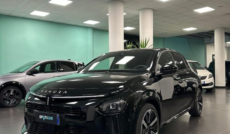 Il lusso urbano ha un nuovo nome: Ypsilon LX Hybrid pieno