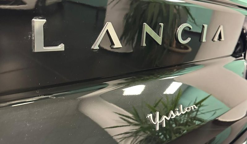 Il lusso urbano ha un nuovo nome: Ypsilon LX Hybrid pieno