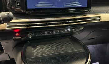 Il lusso urbano ha un nuovo nome: Ypsilon LX Hybrid pieno
