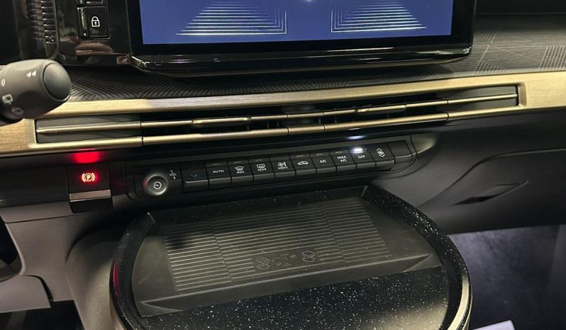 Il lusso urbano ha un nuovo nome: Ypsilon LX Hybrid pieno