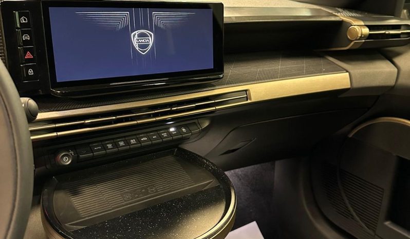 Il lusso urbano ha un nuovo nome: Ypsilon LX Hybrid pieno