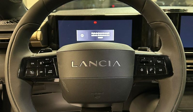 Il lusso urbano ha un nuovo nome: Ypsilon LX Hybrid pieno