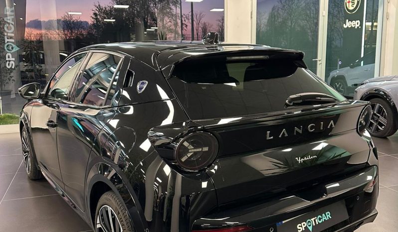 Il lusso urbano ha un nuovo nome: Ypsilon LX Hybrid pieno