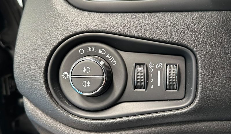 Più potenza, meno consumi: scopri la Jeep Renegade e-Hybrid! pieno