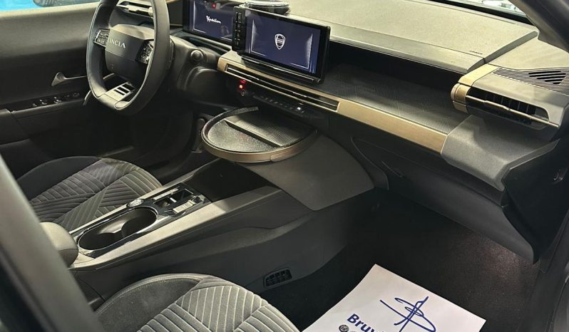 Eleganza italiana, tecnologia e cambio automatico: scopri la nuova Ypsilon LX. pieno
