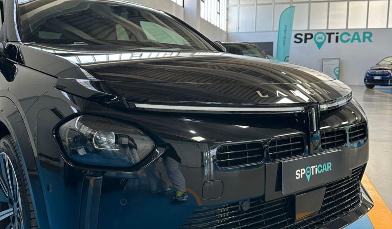 Eleganza italiana, tecnologia e cambio automatico: scopri la nuova Ypsilon LX. pieno