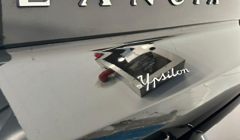 Eleganza italiana, tecnologia e cambio automatico: scopri la nuova Ypsilon LX. pieno