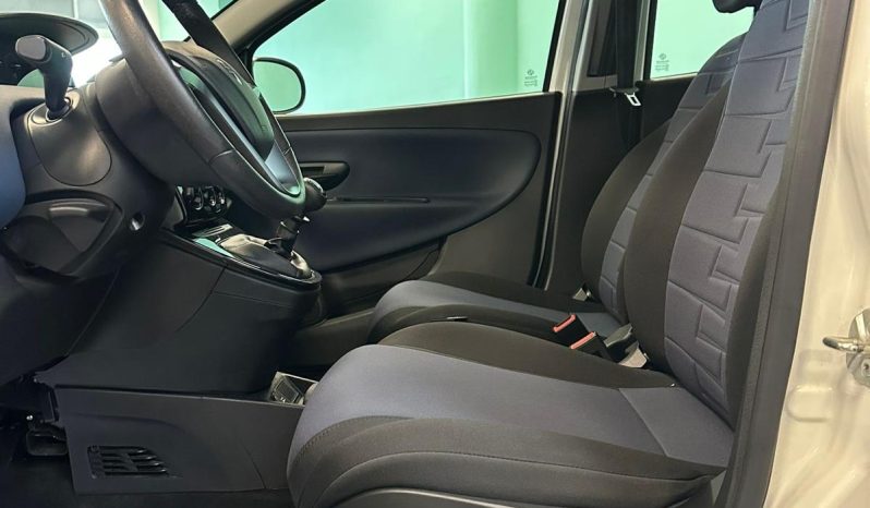 ⏳ Ultima occasione! La Ypsilon Platino Hybrid è pronta a partire. pieno