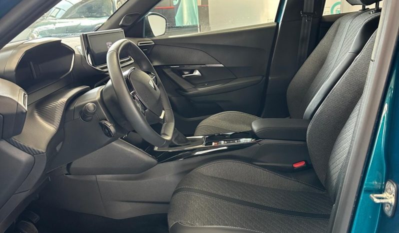 Il SUV che conquista al primo sguardo: Peugeot 2008 Allure Pack. pieno