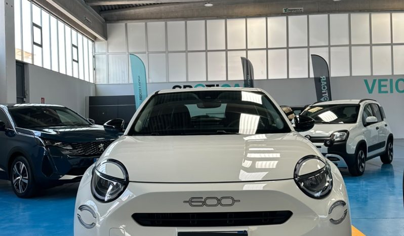 SALI A BORDO DELLA NUOVA FIAT 600… È PRONTA PER TE! pieno