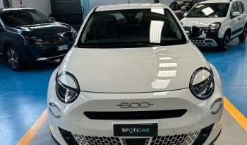 SALI A BORDO DELLA NUOVA FIAT 600… È PRONTA PER TE! pieno