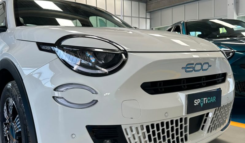 SALI A BORDO DELLA NUOVA FIAT 600… È PRONTA PER TE! pieno