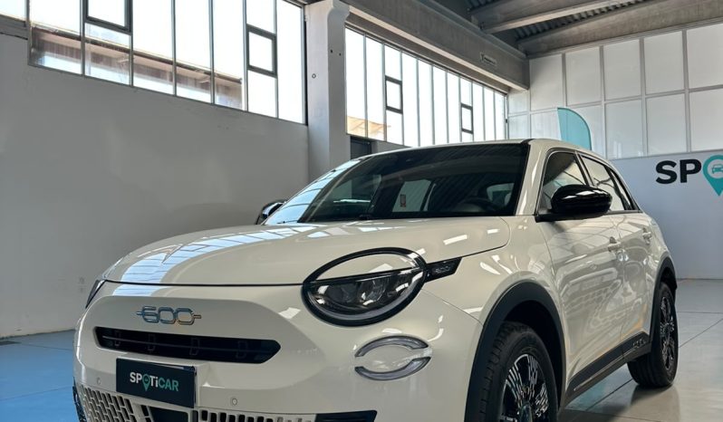 SALI A BORDO DELLA NUOVA FIAT 600… È PRONTA PER TE! pieno