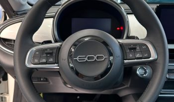 SALI A BORDO DELLA NUOVA FIAT 600… È PRONTA PER TE! pieno