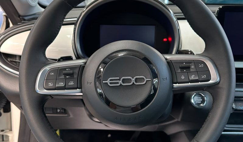 SALI A BORDO DELLA NUOVA FIAT 600… È PRONTA PER TE! pieno