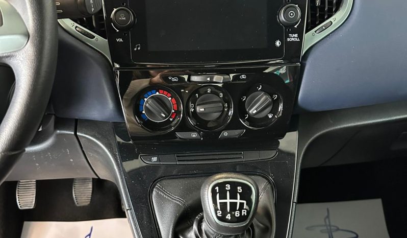 Lancia Ypsilon Platino 2024: Full Optional, Ibrida e Pronta da Guidare! pieno