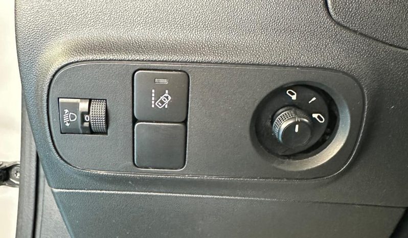 AUTOMATICA, BICOLORE E CON 110 CV: LA CITROËN C3 CHE NON PASSA INOSSERVATA! pieno