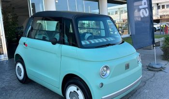 PICCOLA, ELETTRICA, INCONFONDIBILE! Scopri la Fiat Topolino! pieno