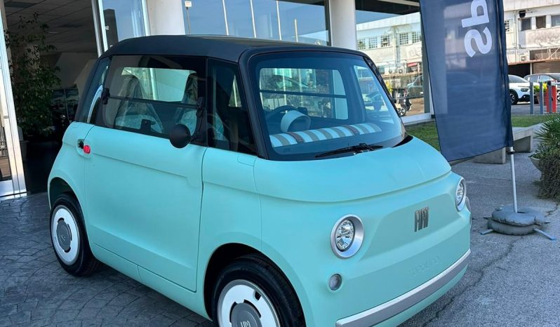 PICCOLA, ELETTRICA, INCONFONDIBILE! Scopri la Fiat Topolino! pieno