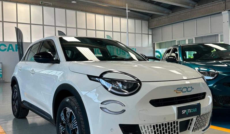 145 CV, CAMBIO AUTOMATICO E TANTO STILE: FIAT 600! pieno