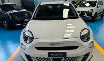 145 CV, CAMBIO AUTOMATICO E TANTO STILE: FIAT 600! pieno